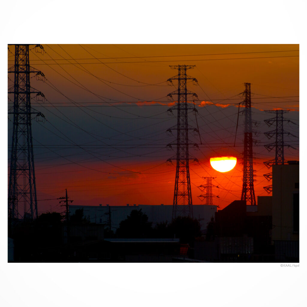 真っ赤な夕焼けと鉄塔