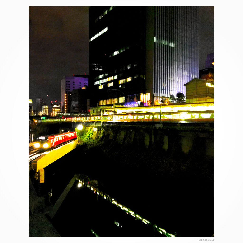御茶ノ水駅夜景と丸の内線