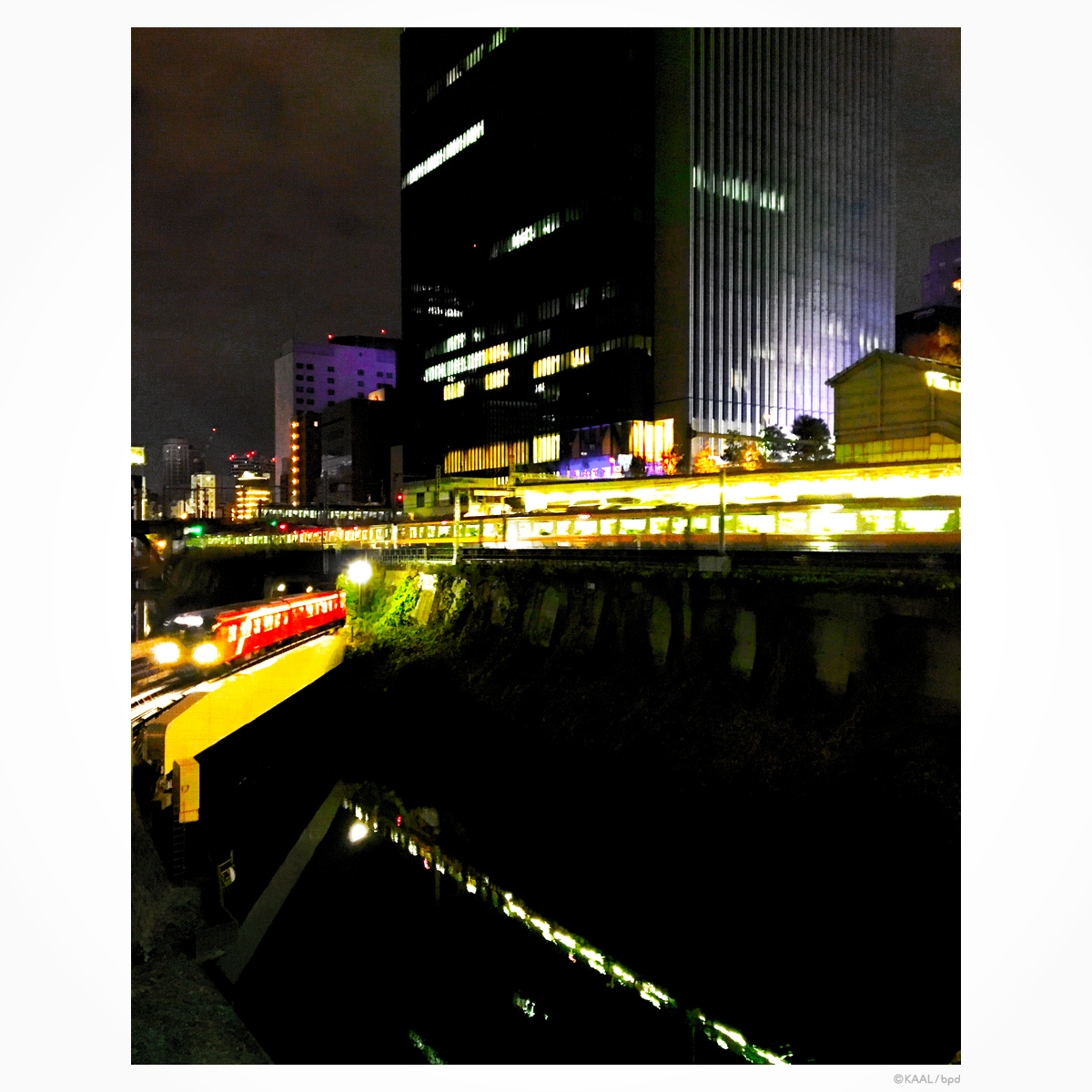 御茶ノ水駅夜景と丸の内線
